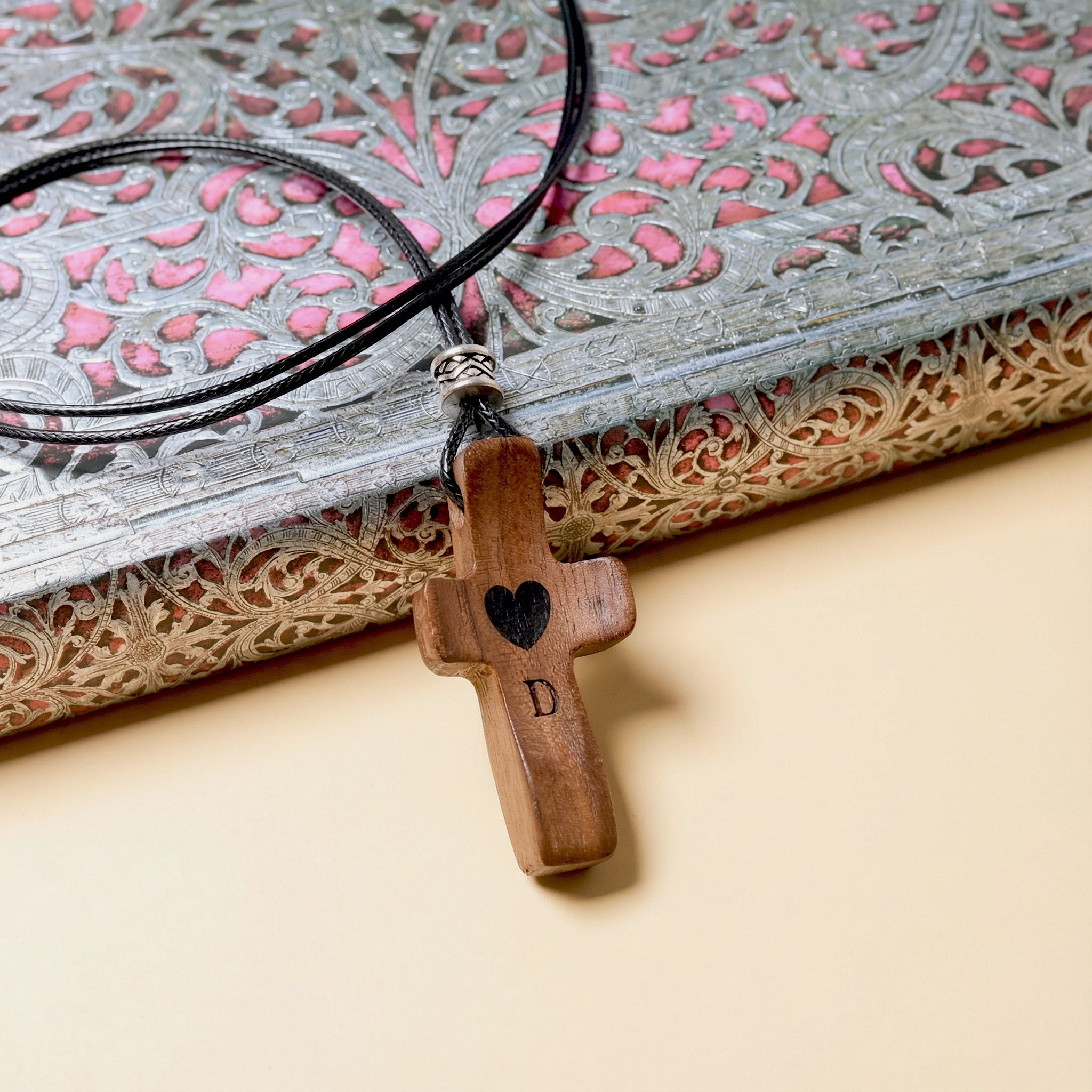 Colgante de Cruz de Madera Grabada a Láser con Nombre y Inicial | Un Símbolo Único y Personal