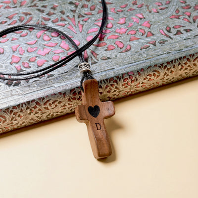 Colgante de Cruz de Madera Grabada a Láser con Nombre y Inicial | Un Símbolo Único y Personal