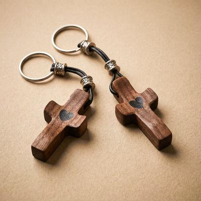 Sets llaveros Cruz de Madera de Nogal con Corazón | Unión con Alma, Detalle con Significado