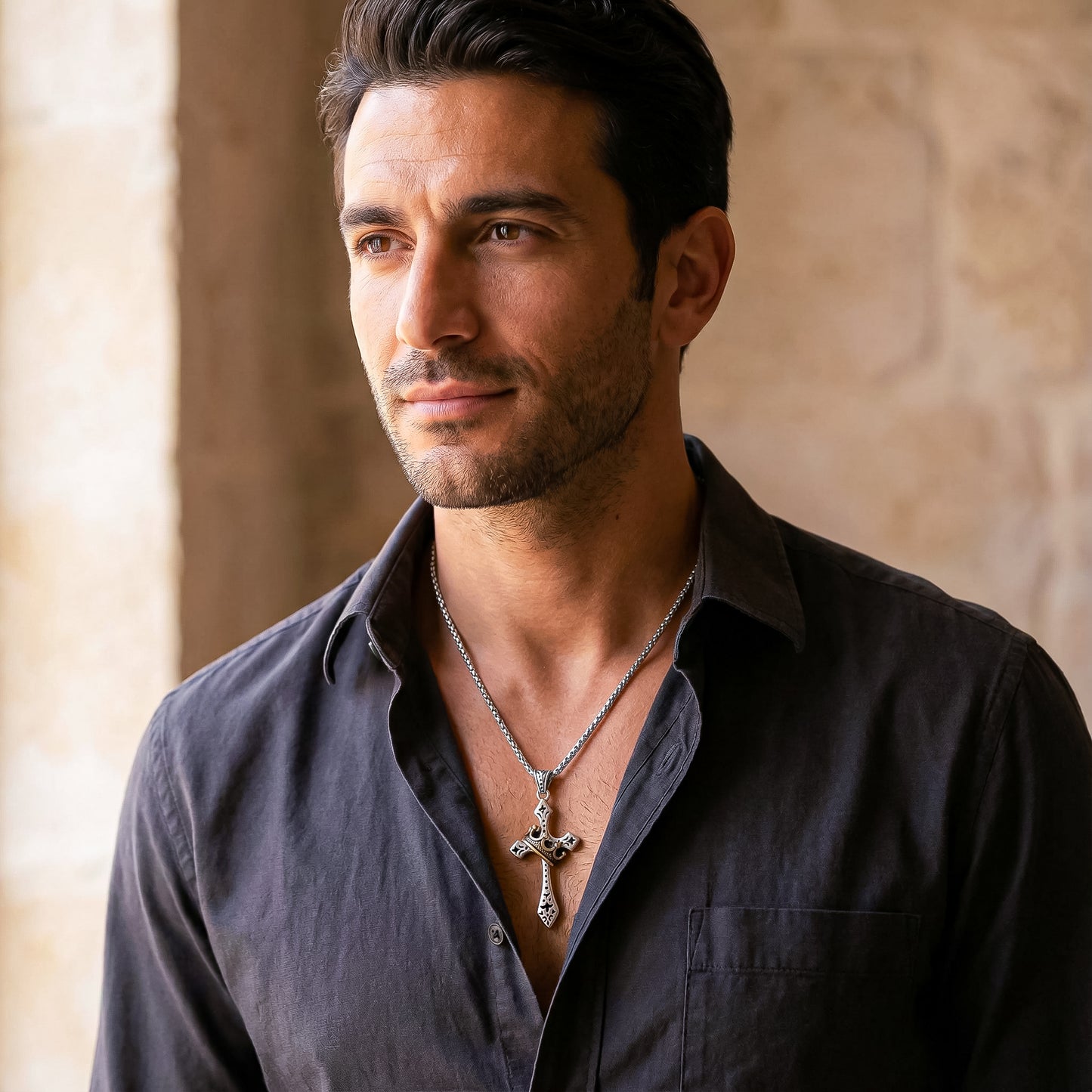 Colgante Cruz con corona imperial | Elegancia Espiritual, Un Emblema de Fe.