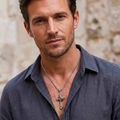 Colgante Cruz con corona imperial | Elegancia Espiritual, Un Emblema de Fe.