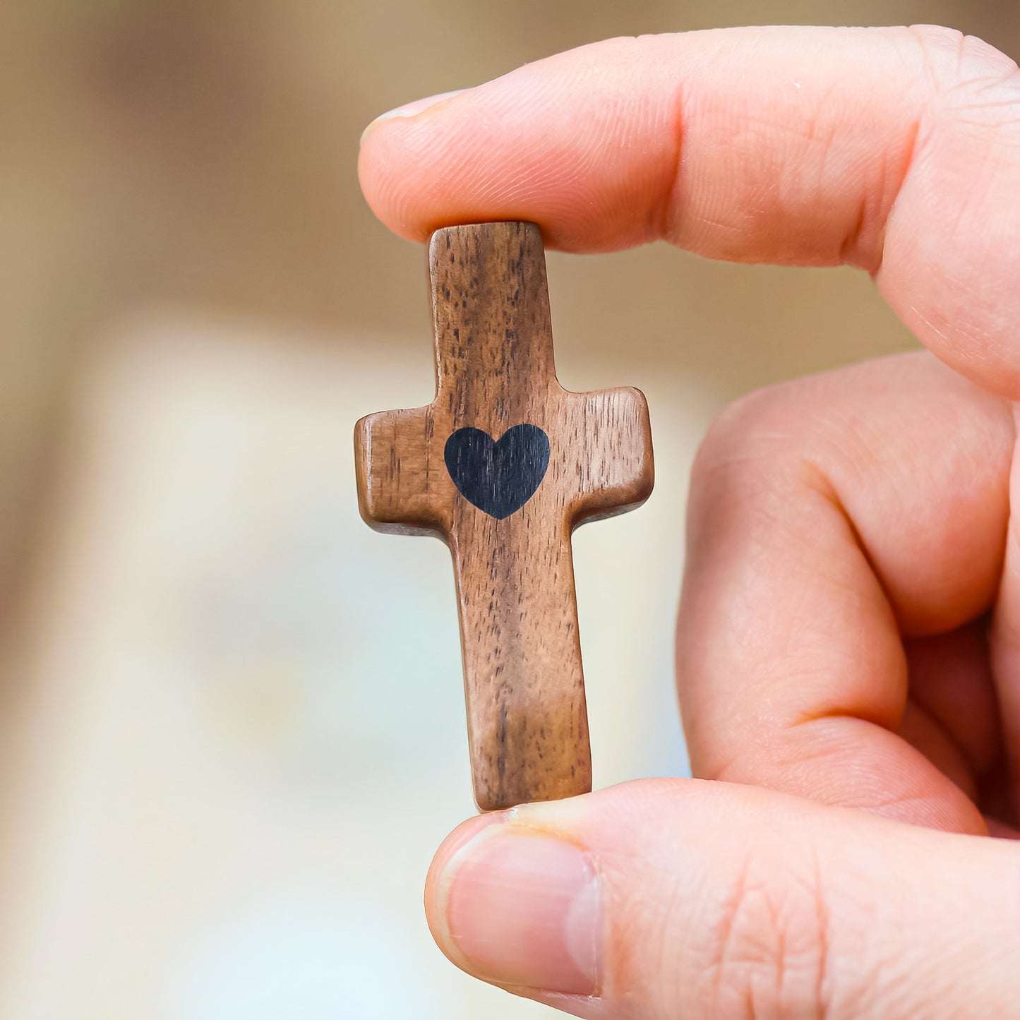 Cruz de Madera con Corazón | Un Símbolo de Fe para Llevar Contigo | Amor y Protección en tu Mano