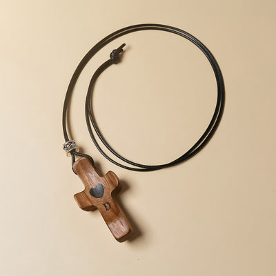 Colgante de Cruz de Madera Grabada a Láser con Nombre y Inicial | Un Símbolo Único y Personal
