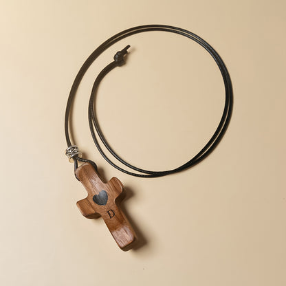 Colgante de Cruz de Madera Grabada a Láser con Nombre y Inicial | Un Símbolo Único y Personal