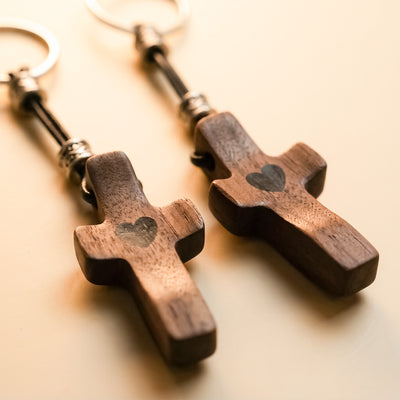 Sets llaveros Cruz de Madera de Nogal con Corazón | Unión con Alma, Detalle con Significado