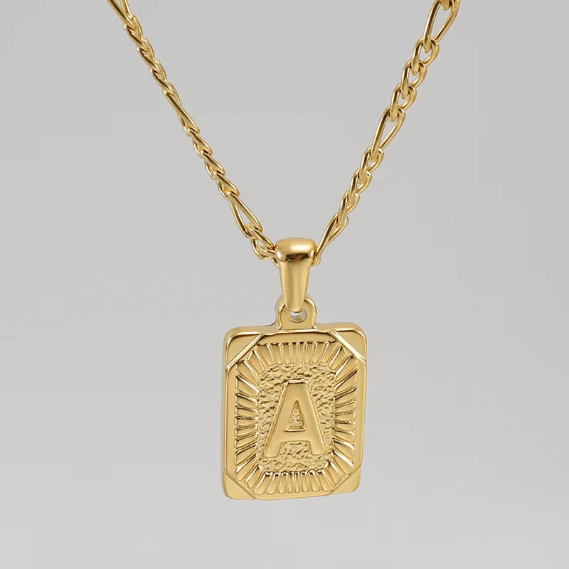 Colgante Rectangular con Inicial Personalizado | Acero Inoxidable con Baño de Oro 18K