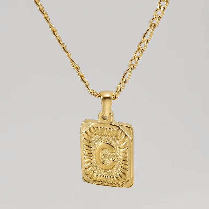 Colgante Rectangular con Inicial Personalizado | Acero Inoxidable con Baño de Oro 18K