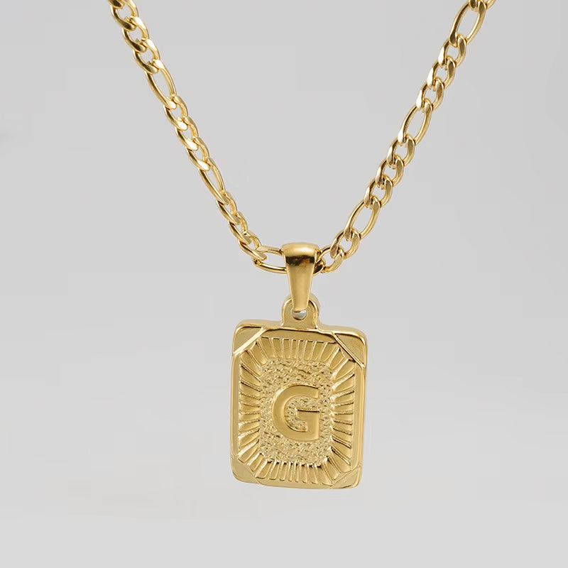 Colgante Rectangular con Inicial Personalizado | Acero Inoxidable con Baño de Oro 18K