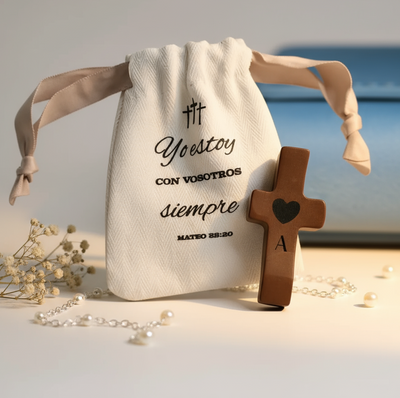 Cruz de Madera Grabada a Láser con Nombre y Inicial | Un Símbolo Único y Personal