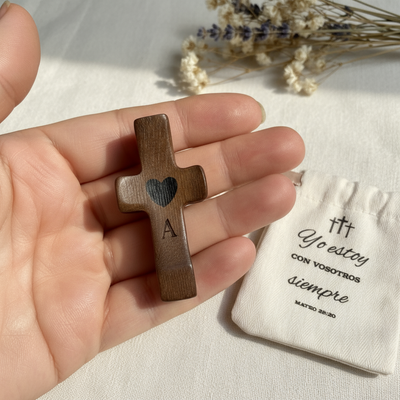 Cruz de Madera Grabada a Láser con Nombre y Inicial | Un Símbolo Único y Personal