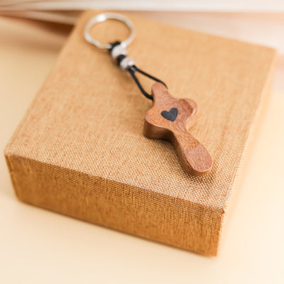 Llavero Cruz de Madera de Nogal Estrecha con Corazón | Modelo Nuevo Hecho a Mano