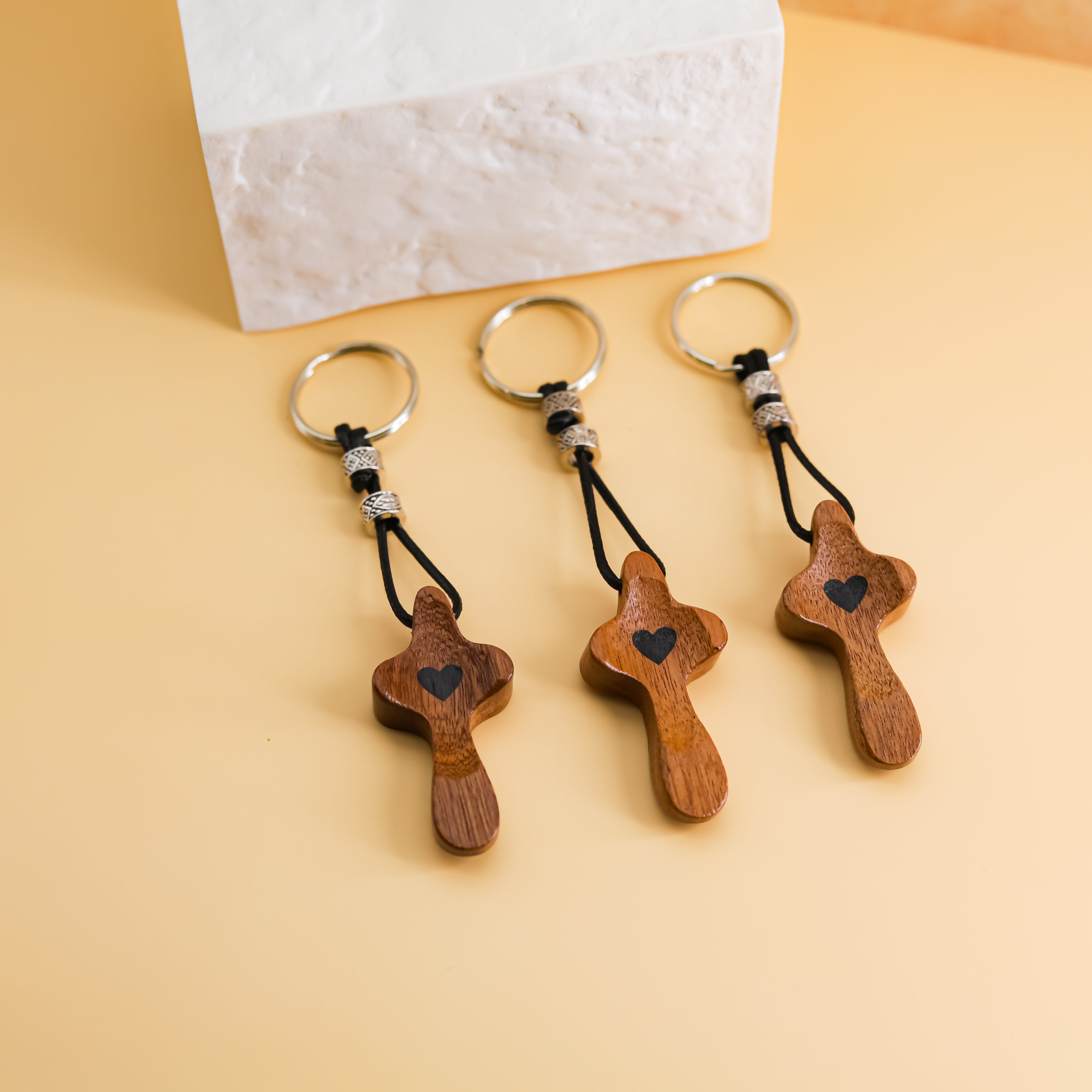 Llavero Cruz de Madera de Nogal Estrecha con Corazón | Modelo Nuevo Hecho a Mano