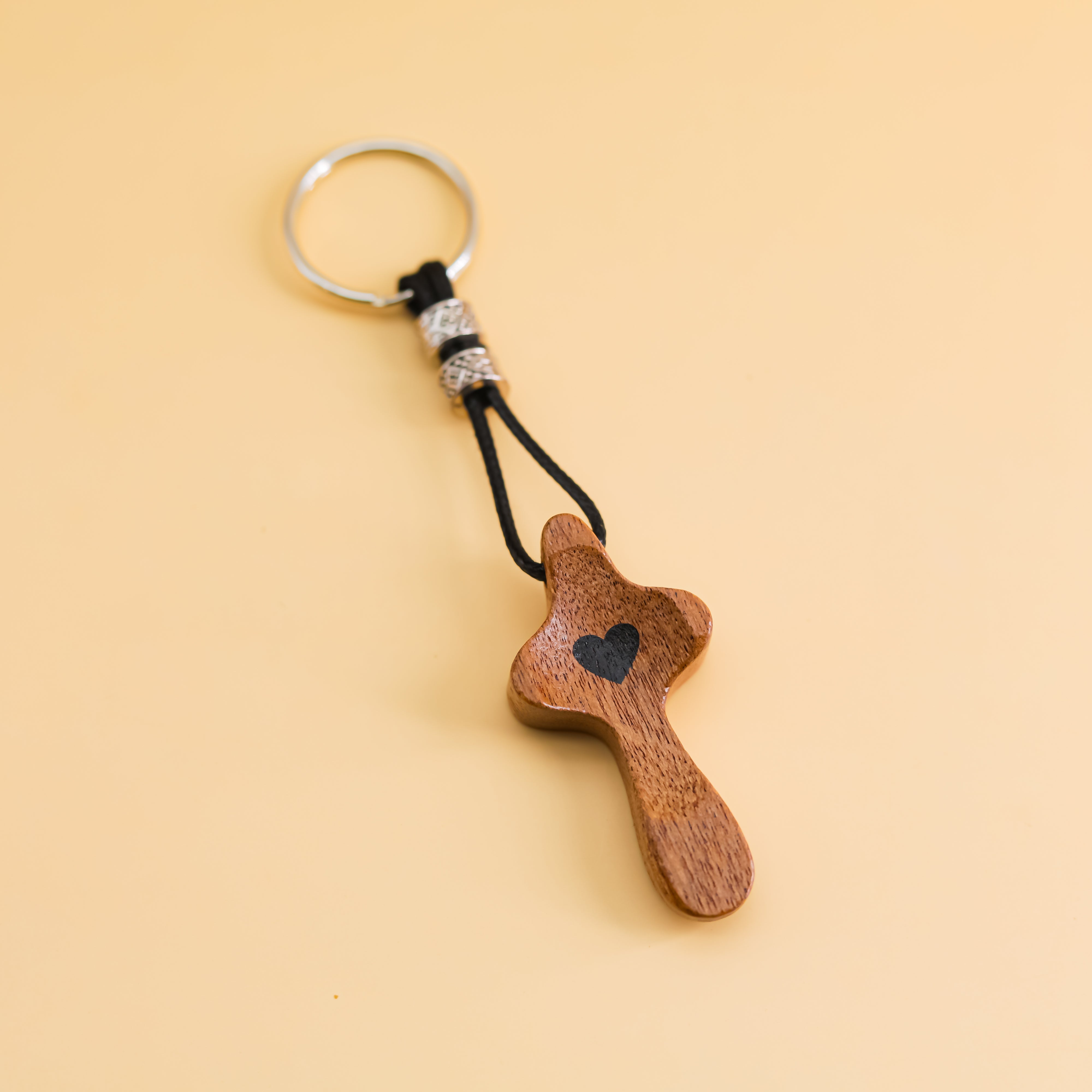 Llavero Cruz de Madera de Nogal Estrecha con Corazón | Modelo Nuevo Hecho a Mano
