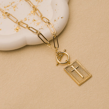 Colgante Cruz Dorada, Baño de Oro 18K, Cadena Paperclip | Diseño Minimalismo y Moderno