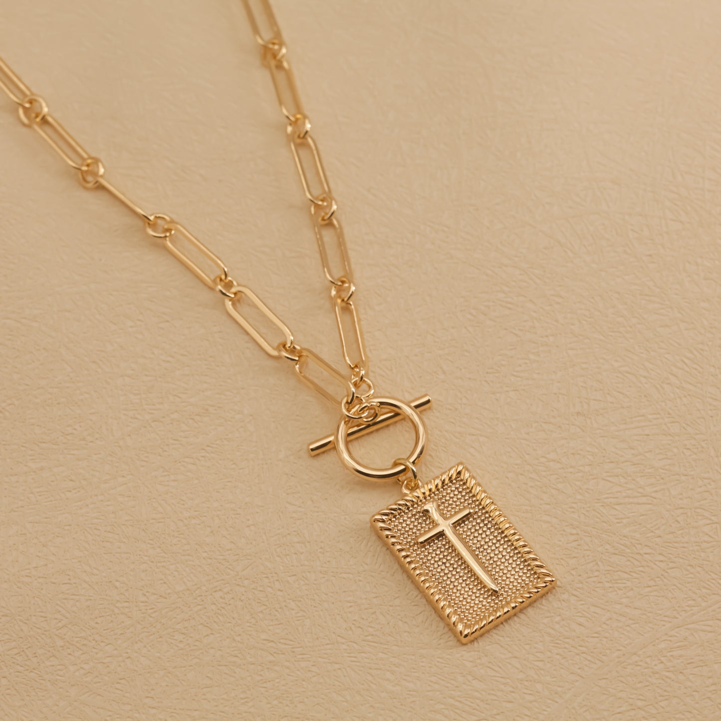 Colgante Cruz Dorada, Baño de Oro 18K, Cadena Paperclip | Diseño Minimalismo y Moderno