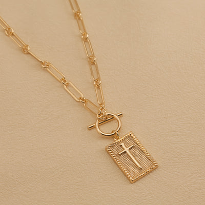 Colgante Cruz Dorada, Baño de Oro 18K, Cadena Paperclip | Diseño Minimalismo y Moderno