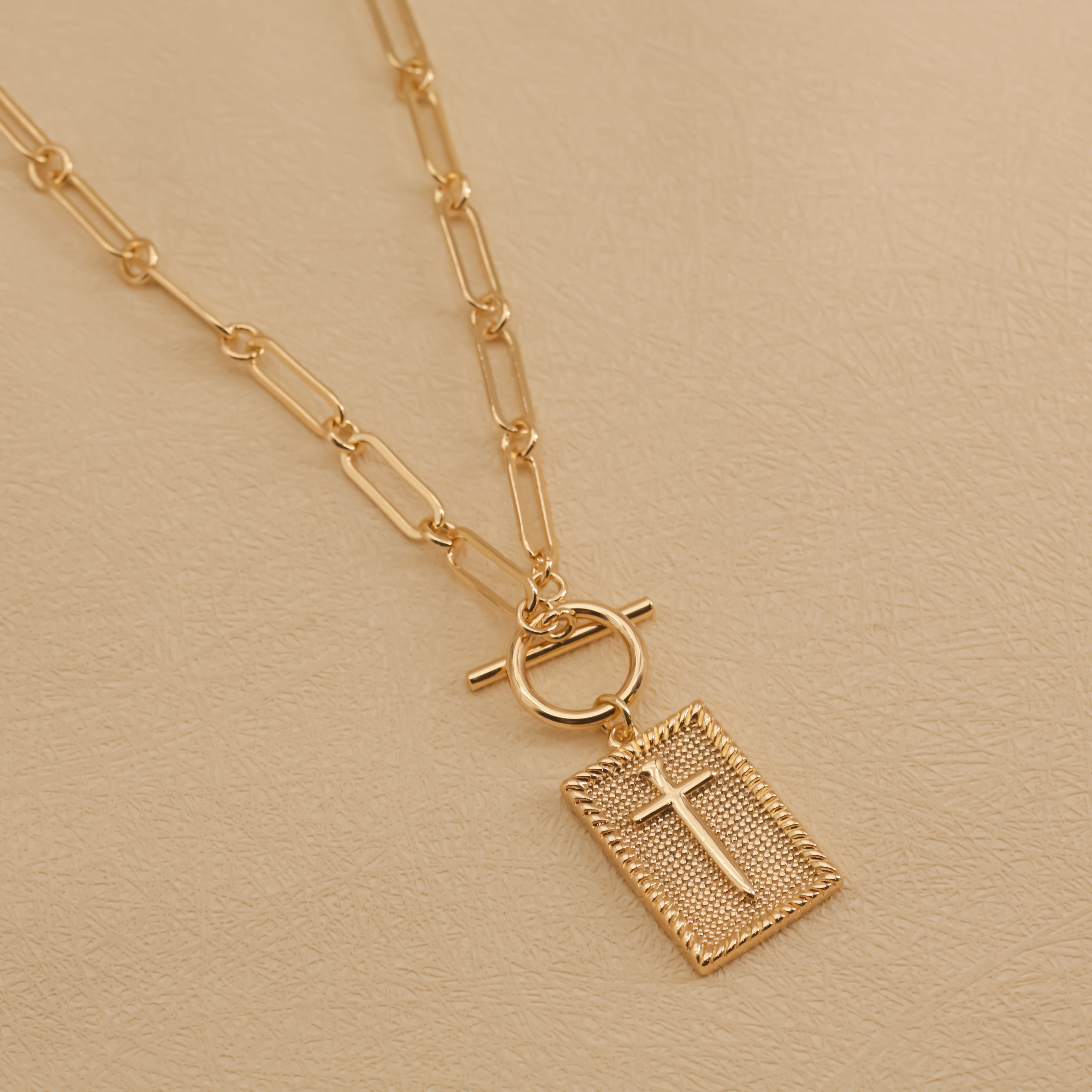 Colgante Cruz Dorada, Baño de Oro 18K, Cadena Paperclip | Diseño Minimalismo y Moderno