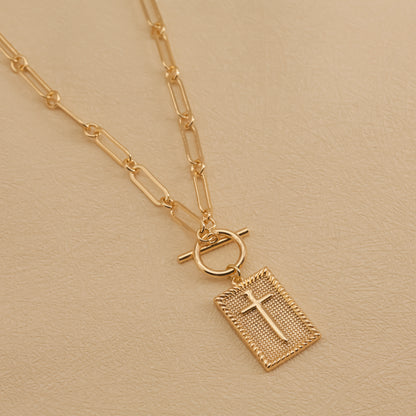 Colgante Cruz Dorada, Baño de Oro 18K, Cadena Paperclip | Diseño Minimalismo y Moderno