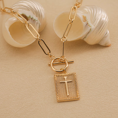 Colgante Cruz Dorada, Baño de Oro 18K, Cadena Paperclip | Diseño Minimalismo y Moderno