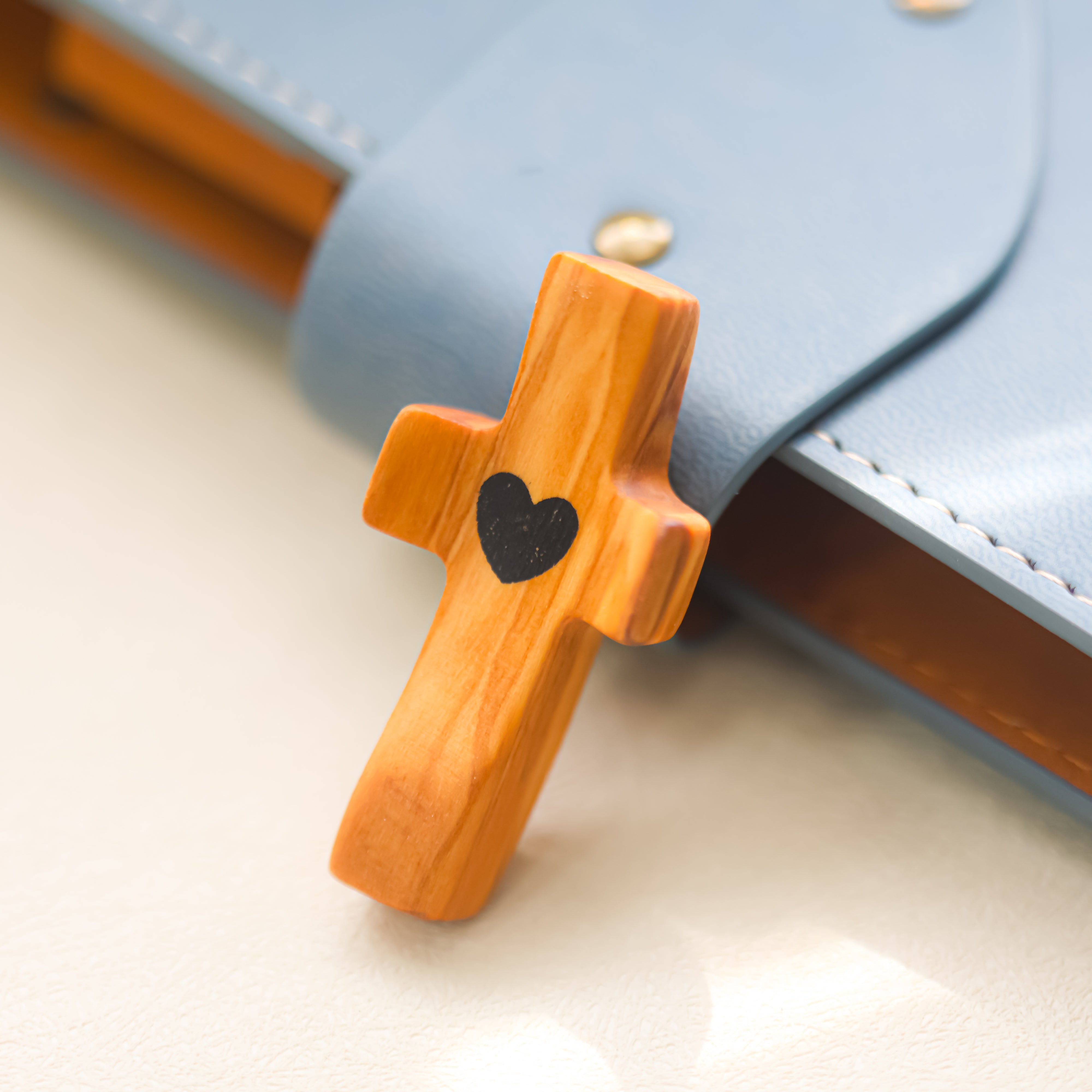Cruz de Madera con Corazón | Un Detalle de Amor y Belleza