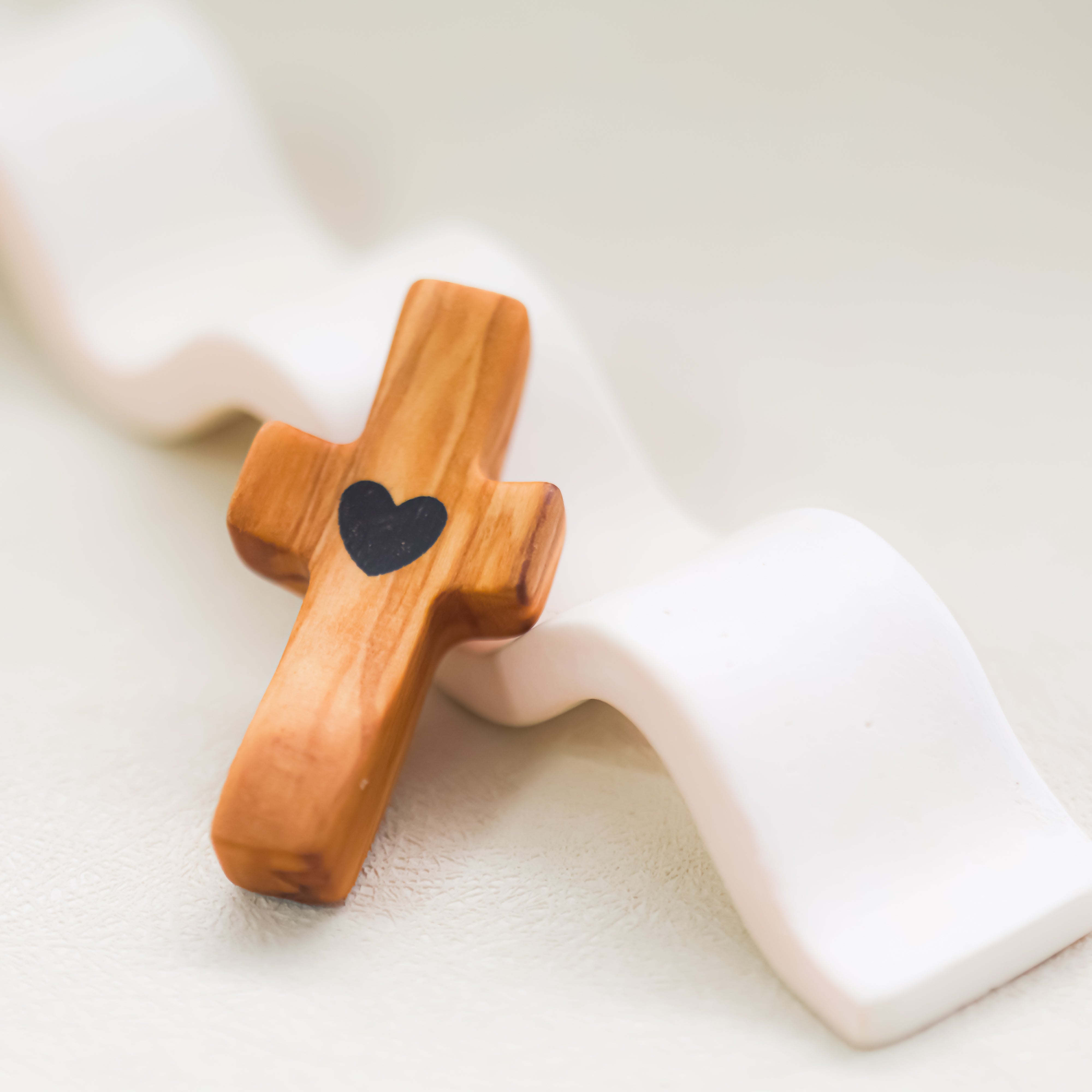Cruz de Madera con Corazón | Un Detalle de Amor y Belleza