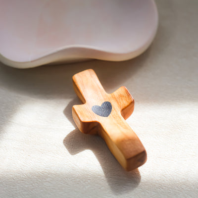Cruz de Madera con Corazón | Un Detalle de Amor y Belleza