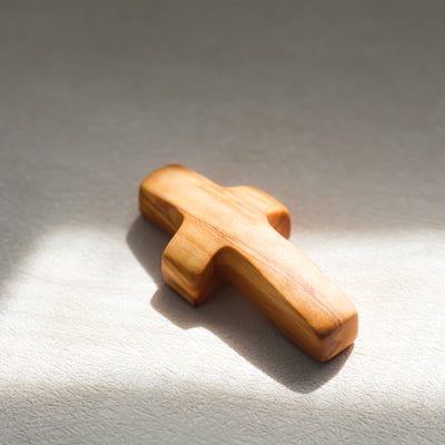 Cruz de Madera con Corazón | Un Detalle de Amor y Belleza