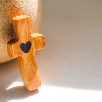 Cruz de Madera con Corazón | Un Detalle de Amor y Belleza