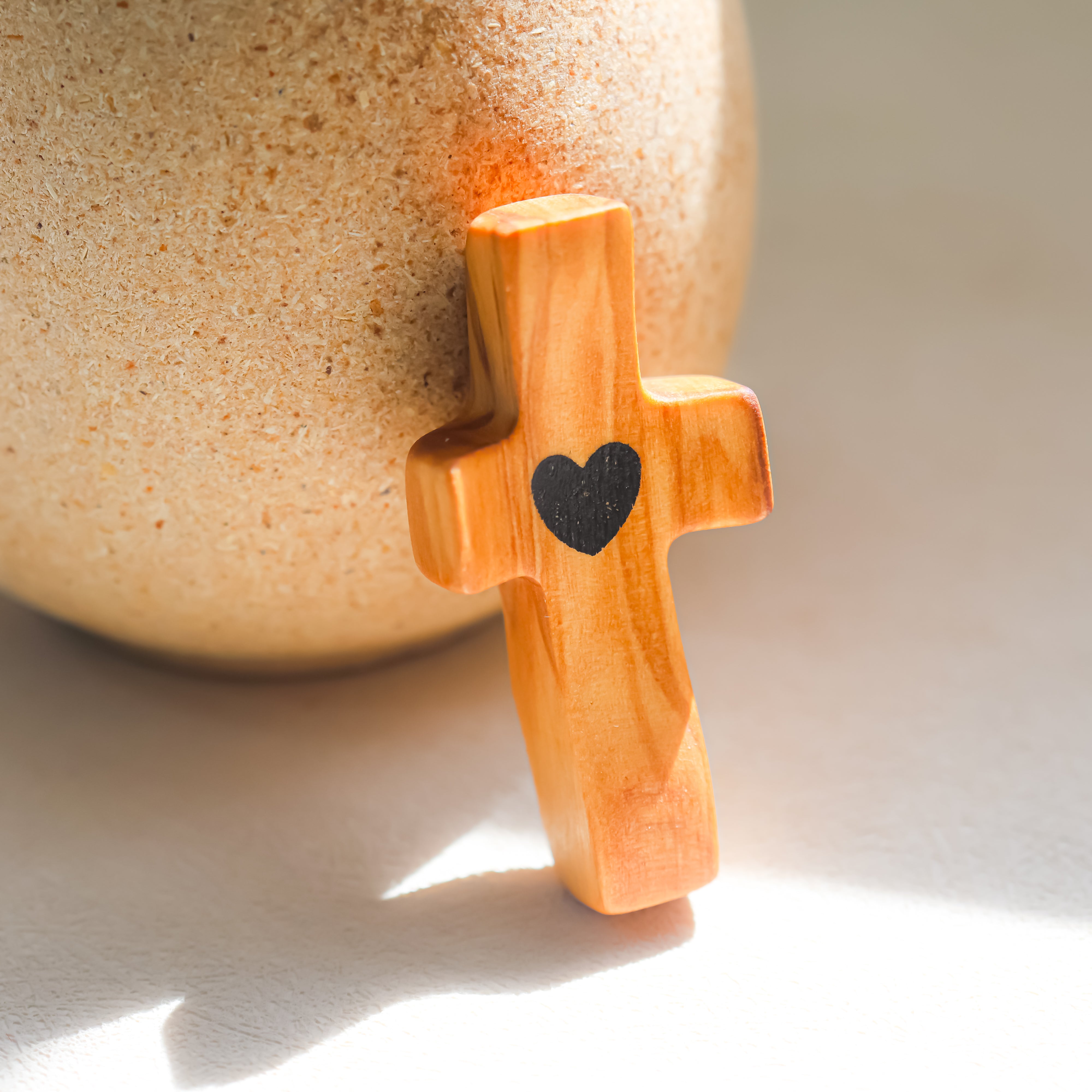 Cruz de Madera con Corazón | Un Detalle de Amor y Belleza