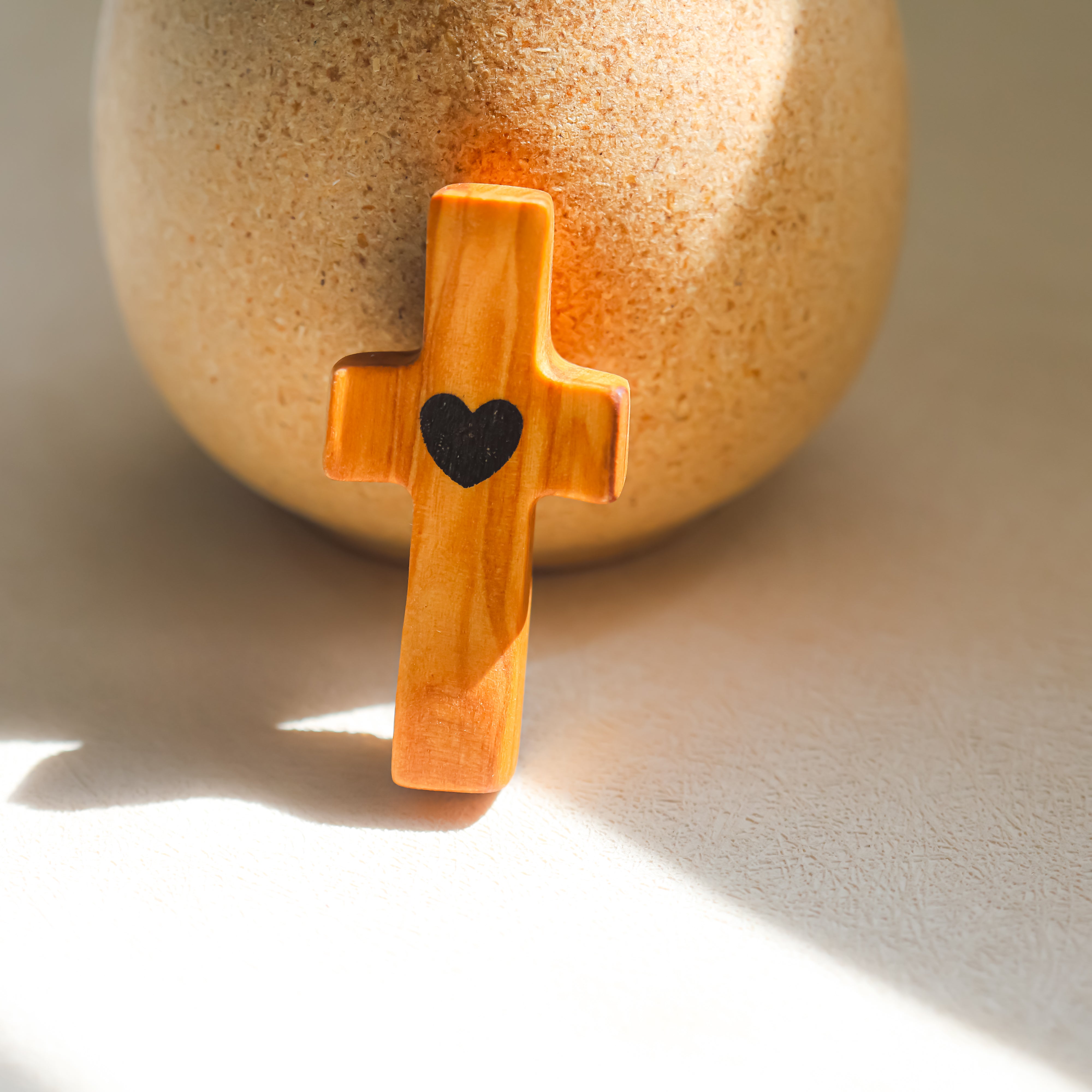 Cruz de Madera con Corazón | Un Detalle de Amor y Belleza