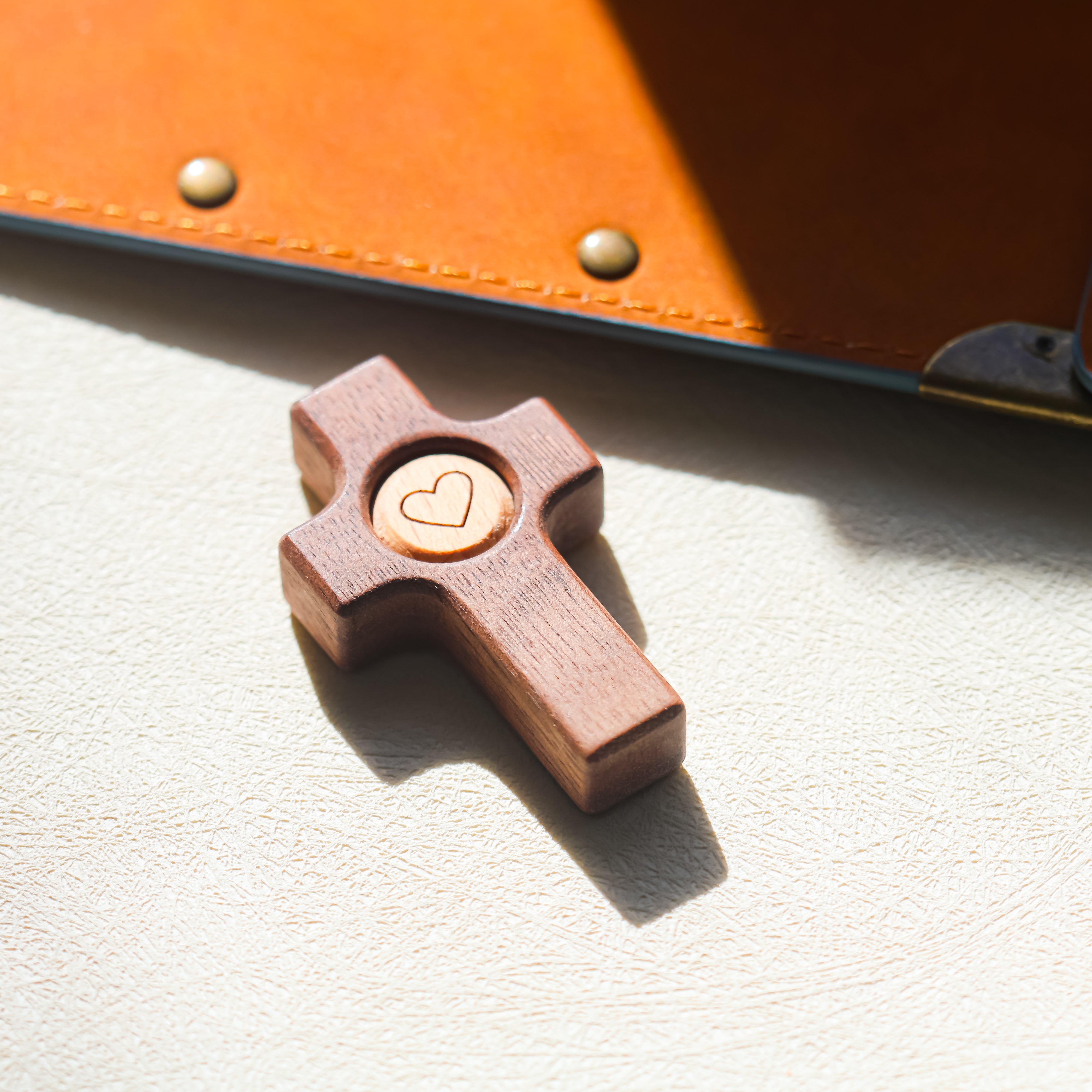 Cruz de Madera con Corazón | Un Símbolo de Fe y Amor hecho en madera de olivo y nogal.