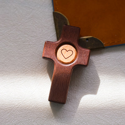 Cruz de Madera con Corazón | Un Símbolo de Fe y Amor hecho en madera de olivo y nogal.