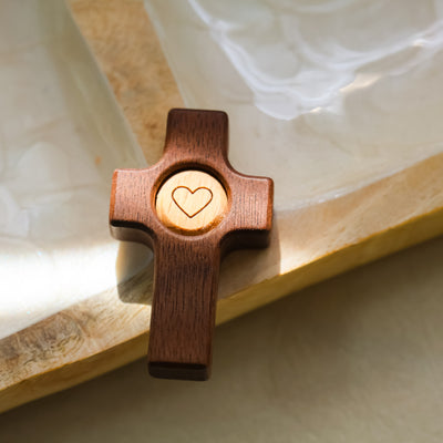 Cruz de Madera con Corazón | Un Símbolo de Fe y Amor hecho en madera de olivo y nogal.