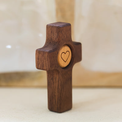 Cruz de Madera con Corazón | Un Símbolo de Fe y Amor hecho en madera de olivo y nogal.