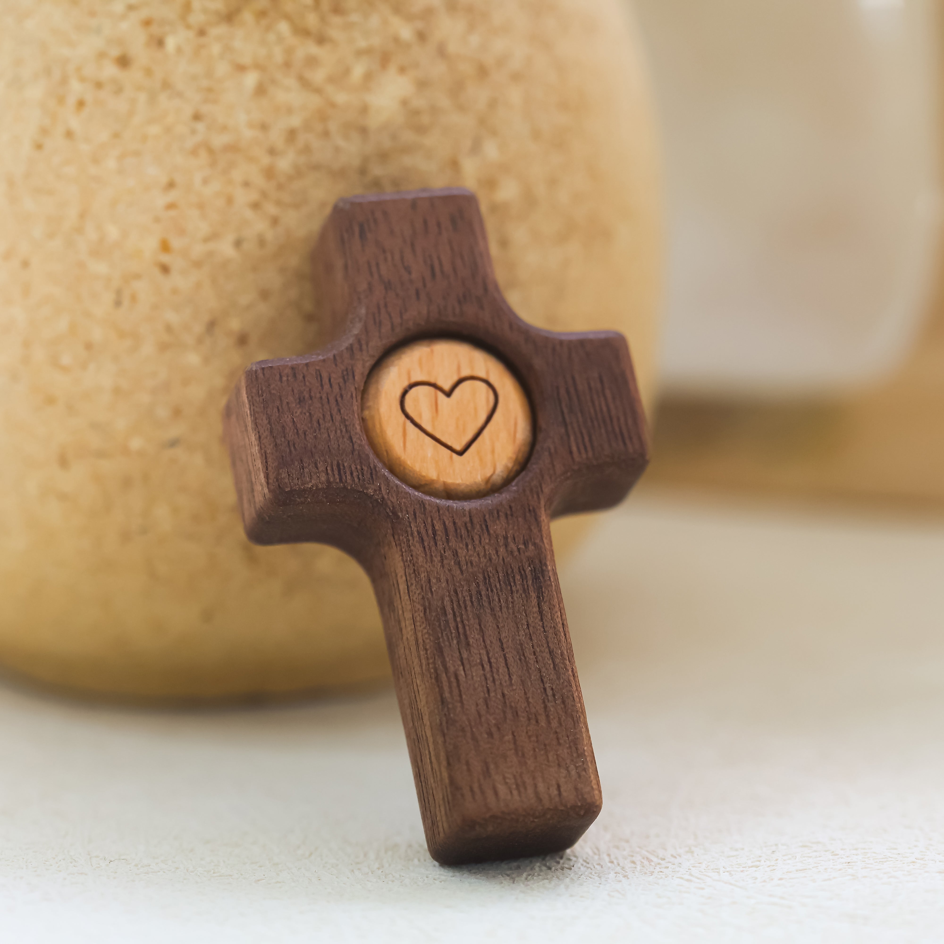 Cruz de Madera con Corazón | Un Símbolo de Fe y Amor hecho en madera de olivo y nogal.