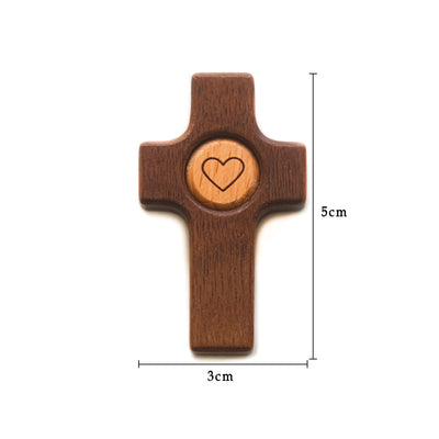 Cruz de Madera con Corazón | Un Símbolo de Fe y Amor hecho en madera de olivo y nogal.