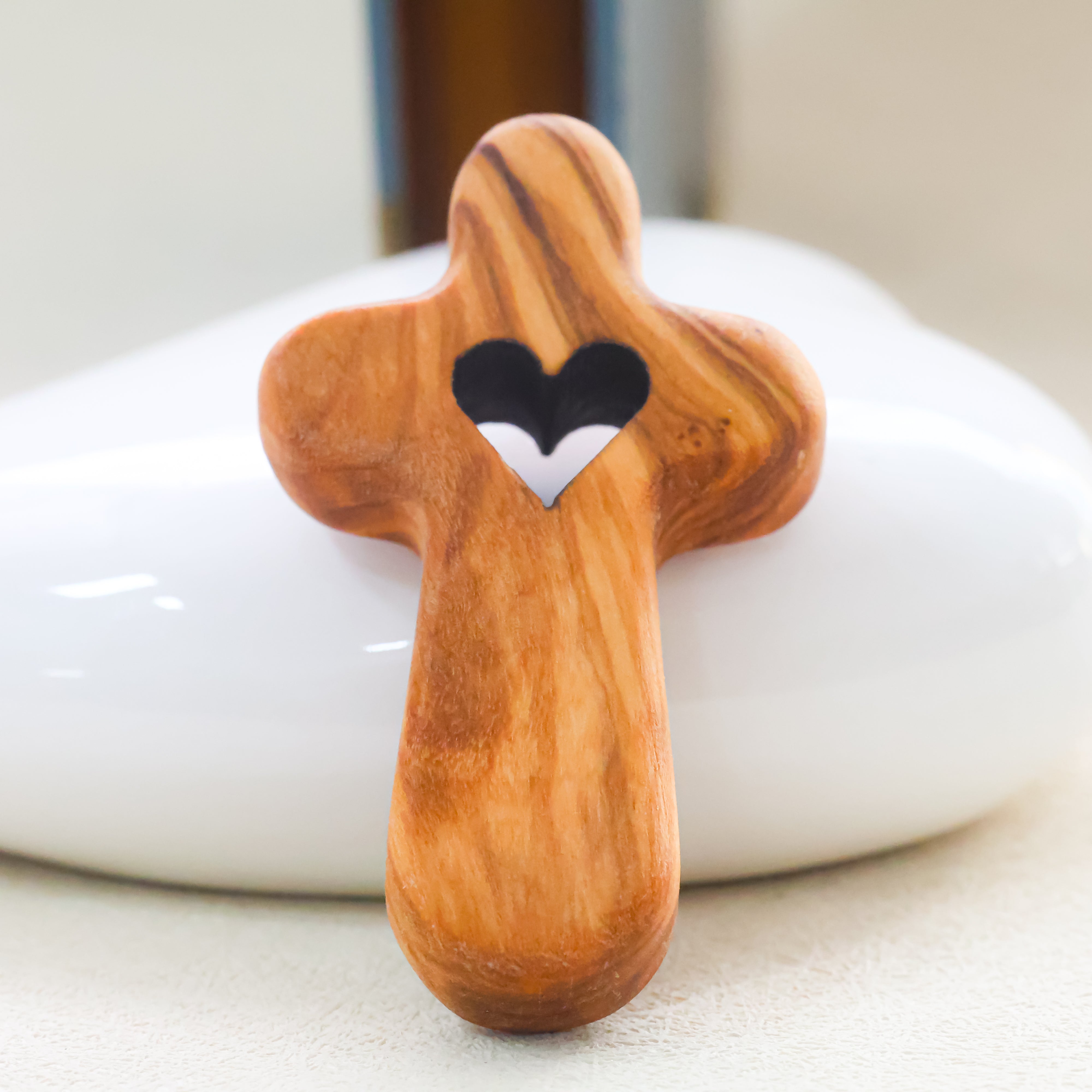 Cruz de Madera con Corazón Tallado | Hecho a mano en madera de olivo.
