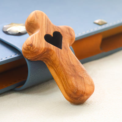 Cruz de Madera con Corazón Tallado | Hecho a mano en madera de olivo.