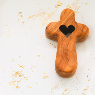 Cruz de Madera con Corazón Tallado | Hecho a mano en madera de olivo.