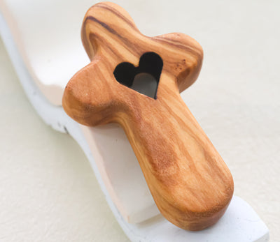 Cruz de Madera con Corazón Tallado | Hecho a mano en madera de olivo.