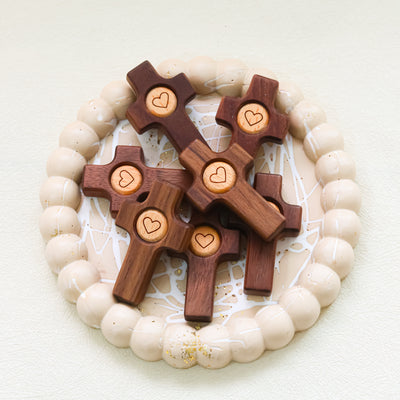 Cruz de Madera con Corazón | Un Símbolo de Fe y Amor hecho en madera de olivo y nogal.
