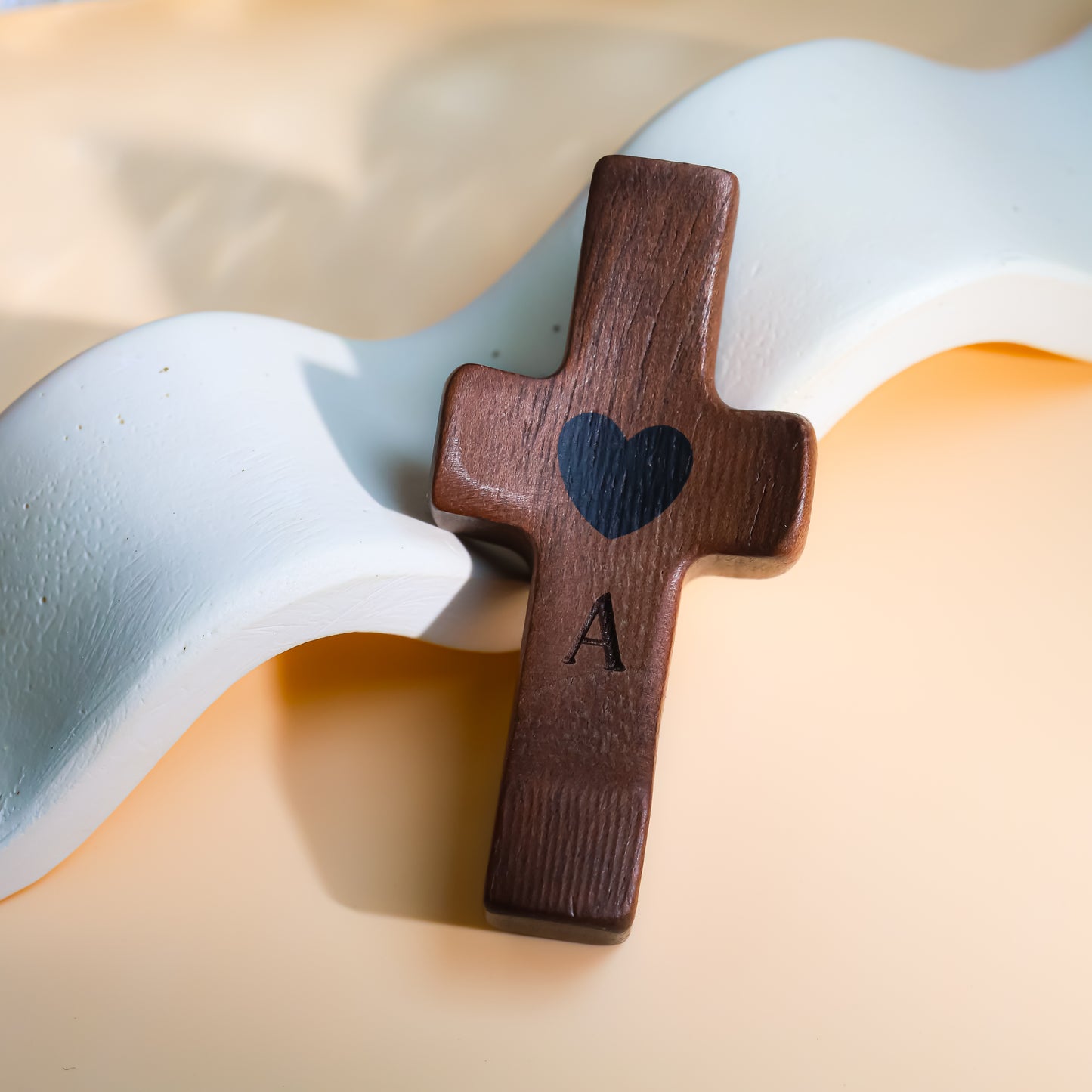 Set de 3 Cruces de Madera Grabada a Láser con Nombre y Inicial | Un Símbolo Único y Personal