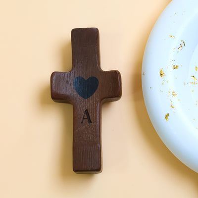 Cruz de Madera Grabada a Láser con Nombre y Inicial | Un Símbolo Único y Personal