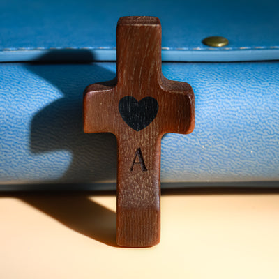 Cruz de Madera Grabada a Láser con Nombre y Inicial | Un Símbolo Único y Personal