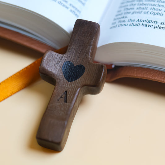 Set de 3 Cruces de Madera Grabada a Láser con Nombre y Inicial | Un Símbolo Único y Personal
