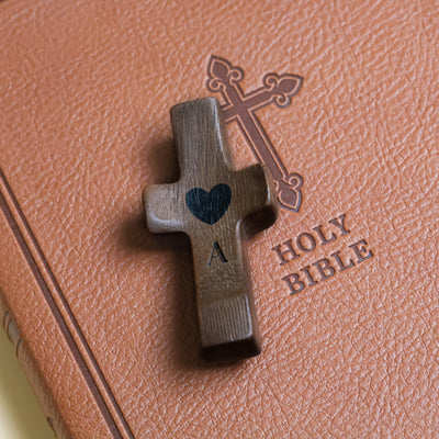 Cruz de Madera Grabada a Láser con Nombre y Inicial | Un Símbolo Único y Personal