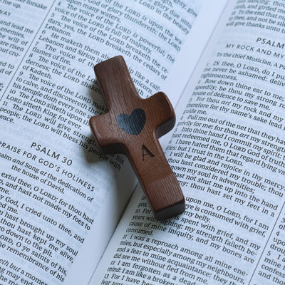 Cruz de Madera Grabada a Láser con Nombre y Inicial | Un Símbolo Único y Personal