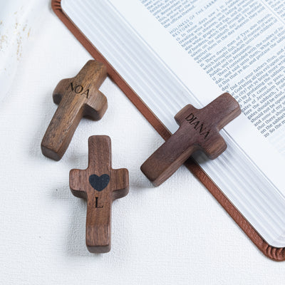 Cruz de Madera Grabada a Láser con Nombre y Inicial | Un Símbolo Único y Personal