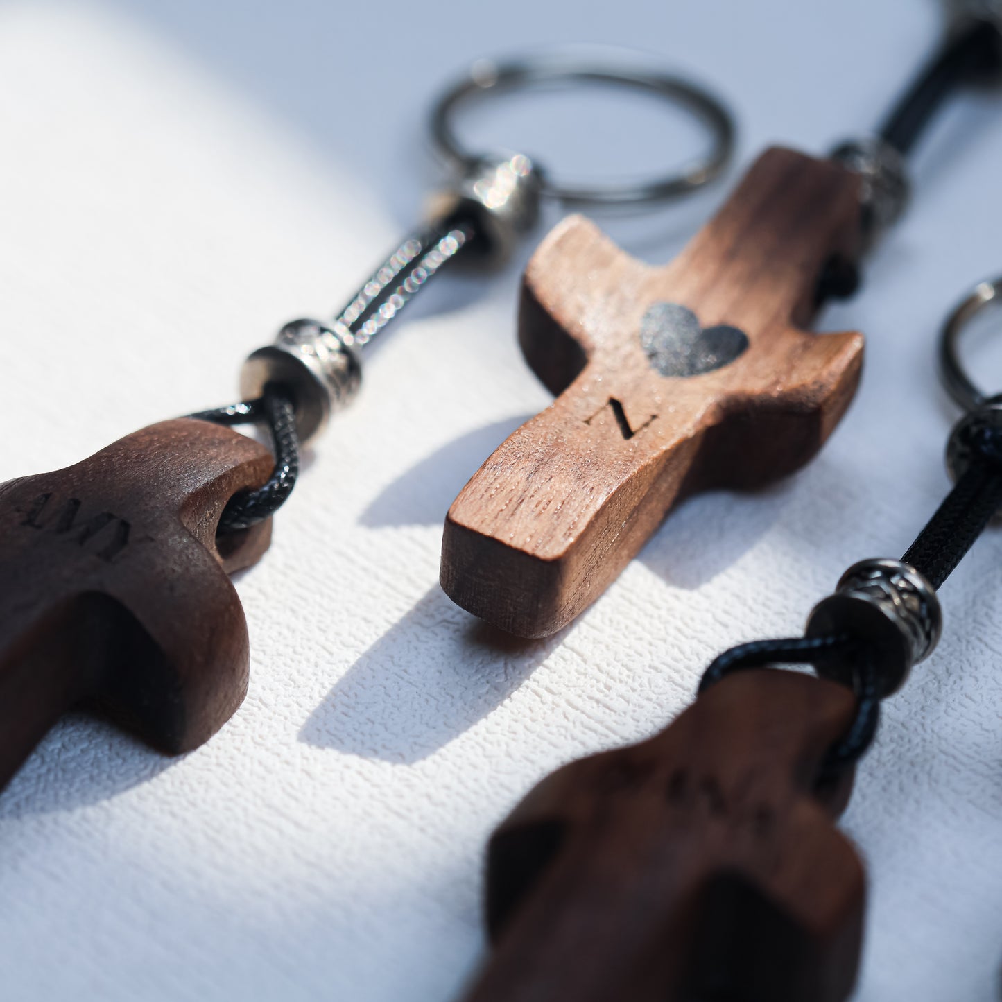 Llavero Cruz de Madera Grabada| Personalízalo con Nombre o Inicial | Regalo Hecho a Mano