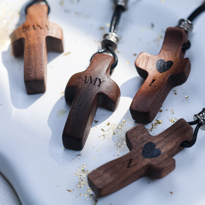 Llavero Cruz de Madera Grabada| Personalízalo con Nombre o Inicial | Regalo Hecho a Mano